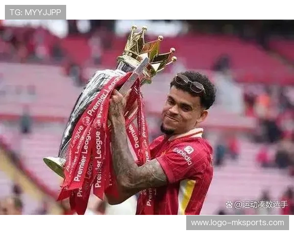 利物浦左路撞墙配合成功，迪亚斯抽射偏出