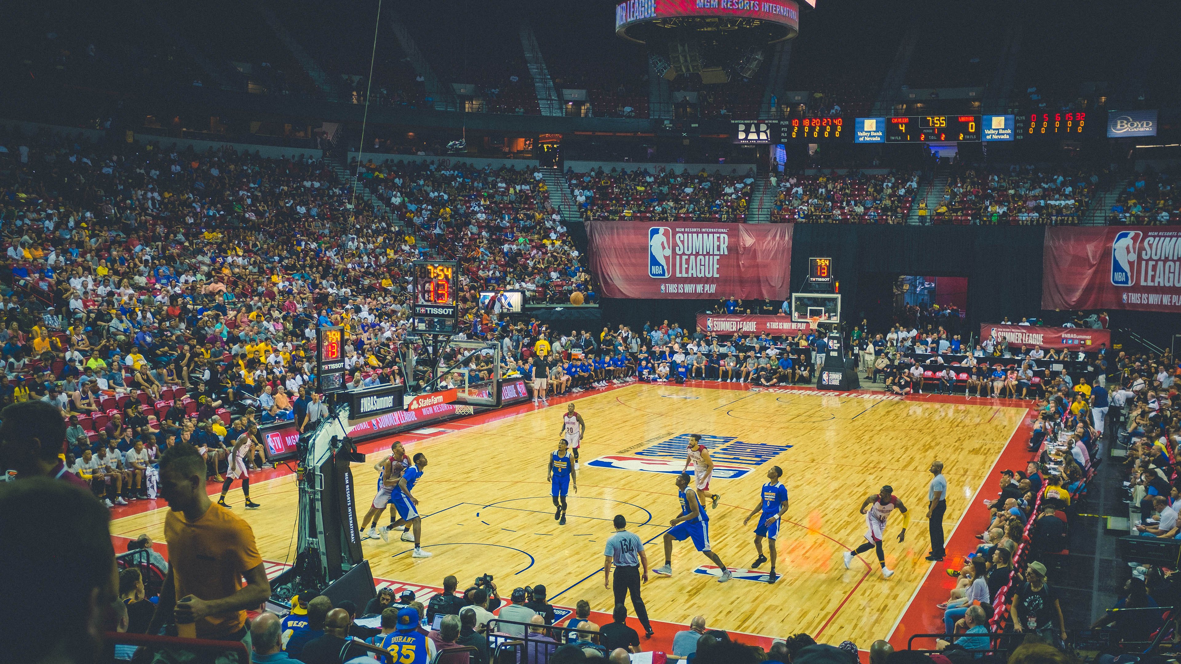 mk体育官方网站-男子篮球加强体能与技能双重训练提高比赛表现，篮球体能力量训练方法