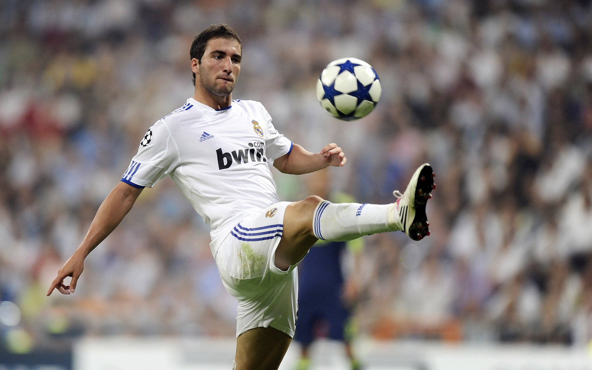 老牌球员退役,年轻力量接棒,足球最老退役球员